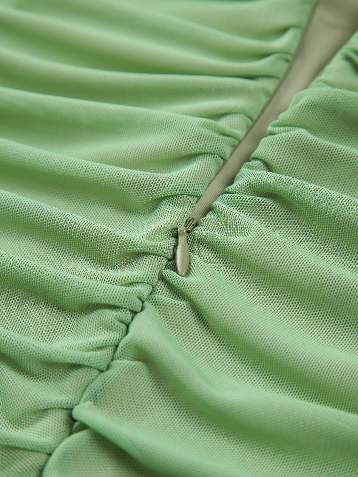 Gerüschtes langes Netzkleid mit Reißverschluss