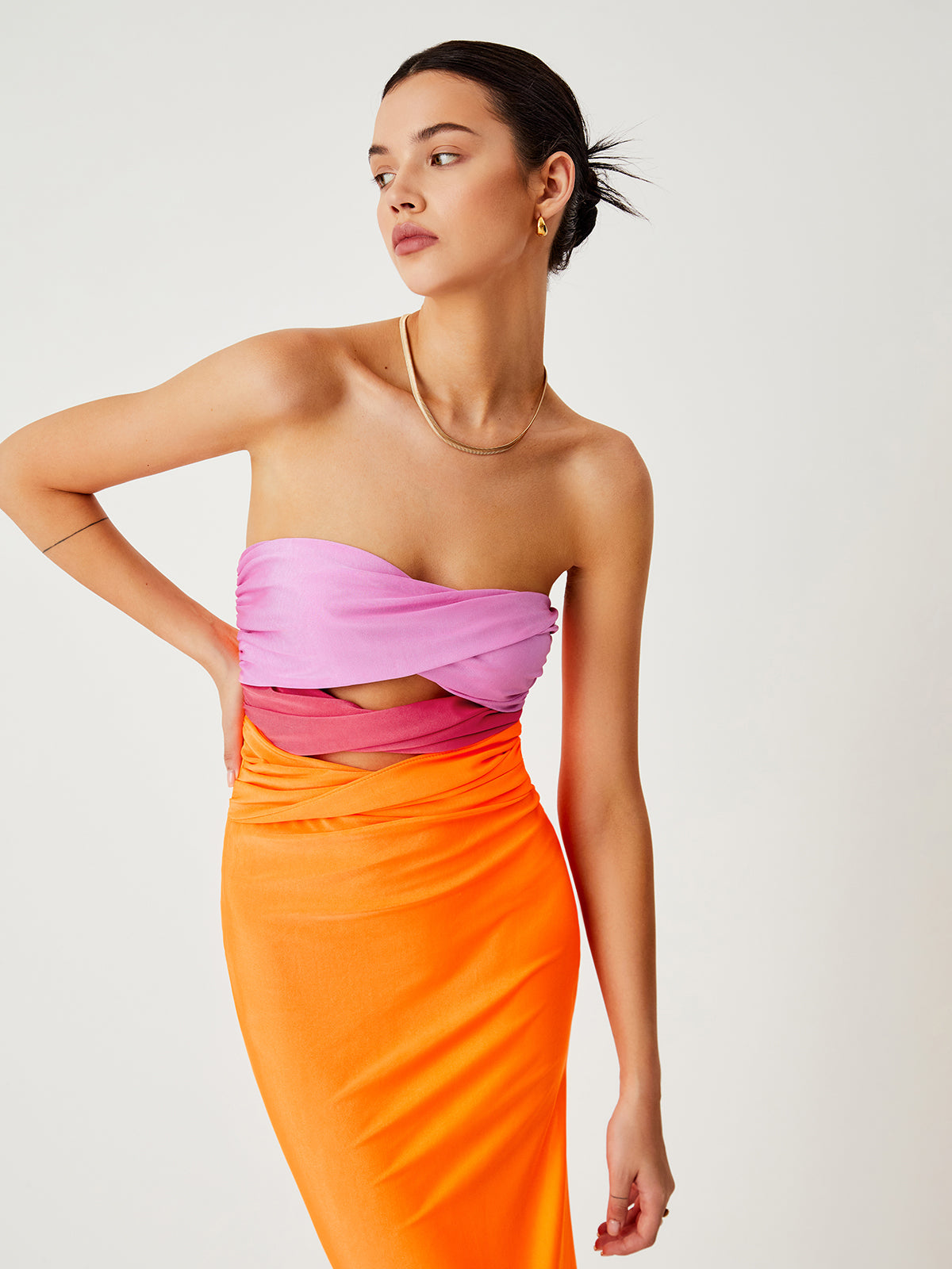Dreifarbiges Midi-Tube-Kleid mit Twist-Ausschnitt