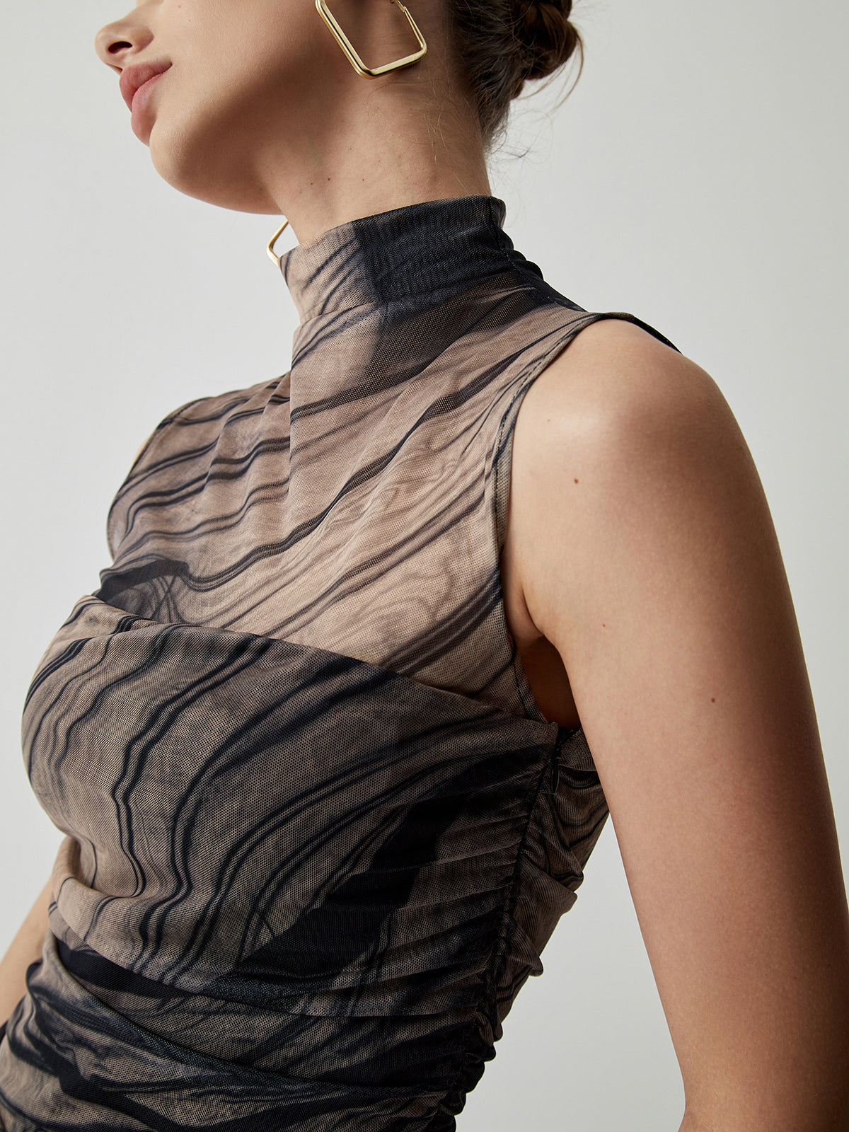 Langes Kleid mit gerüschtem Stehkragen aus Tüllnetz