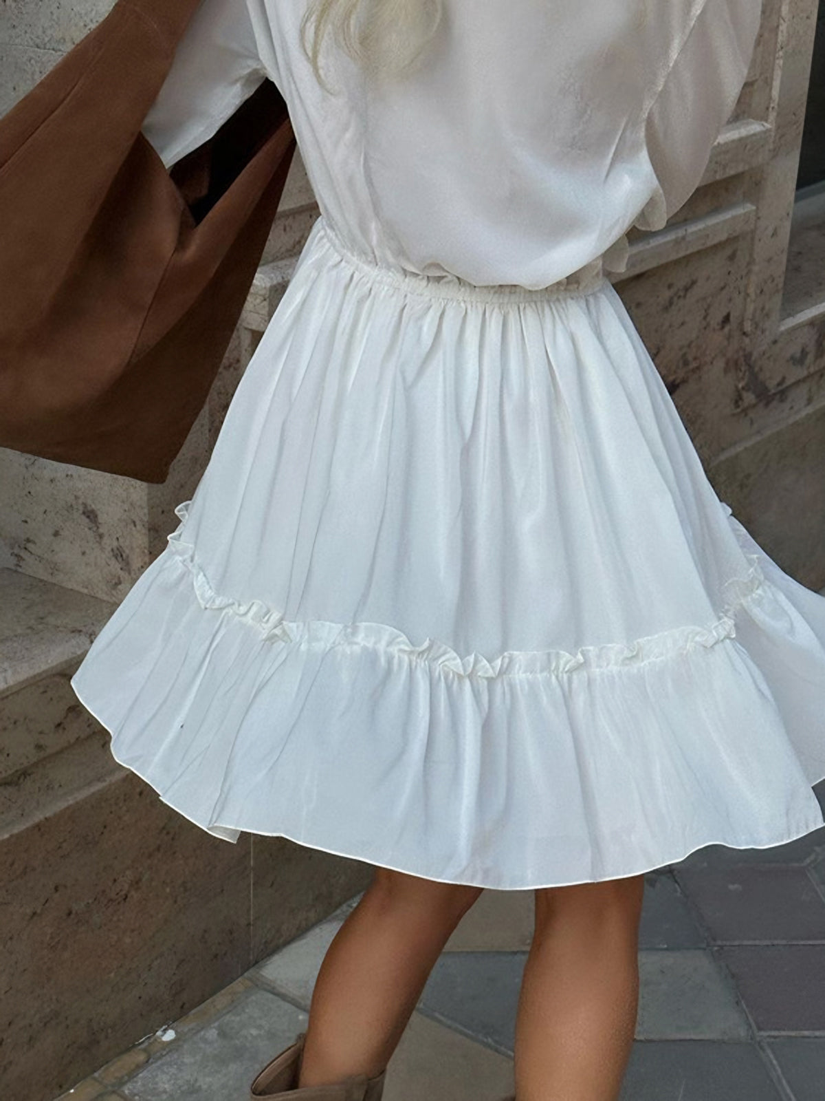Kurzes Kleid mit Rüschenkragen