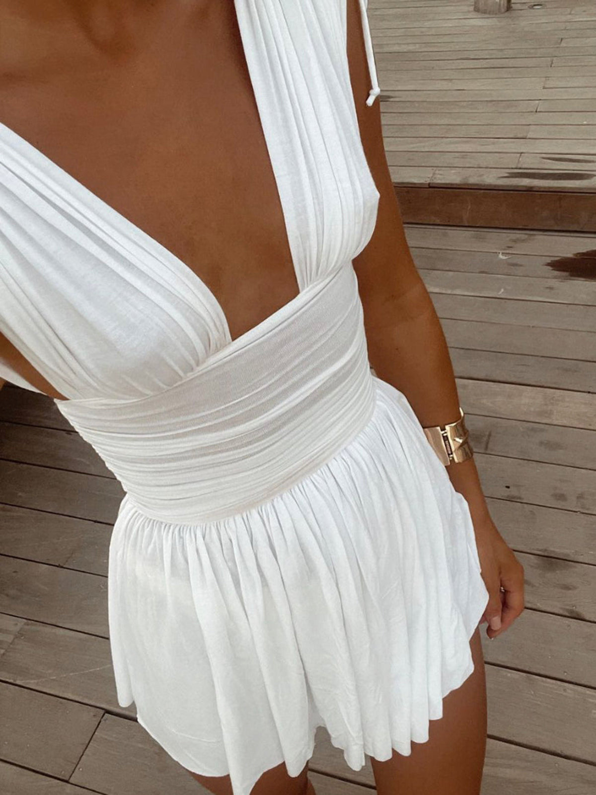 Kurzes Kleid mit Rüschen und Kordelzug