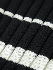 Zweifarbig gestreiftes Midi-Strickkleid