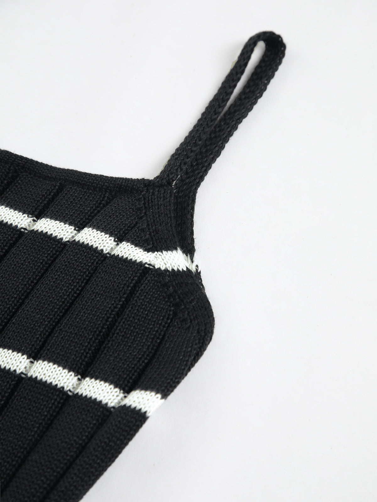 Zweifarbig gestreiftes Midi-Strickkleid