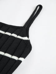 Zweifarbig gestreiftes Midi-Strickkleid