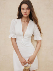 Kurzes Kleid mit Rüschenbesatz und Knopfleiste vorne