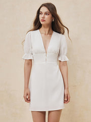 Kurzes Kleid mit Rüschenbesatz und Knopfleiste vorne