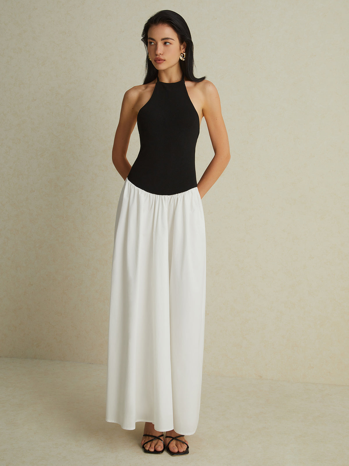 Zweifarbiges langes Neckholderkleid