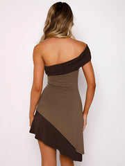 Zweifarbiges asymmetrisches kurzes Kleid