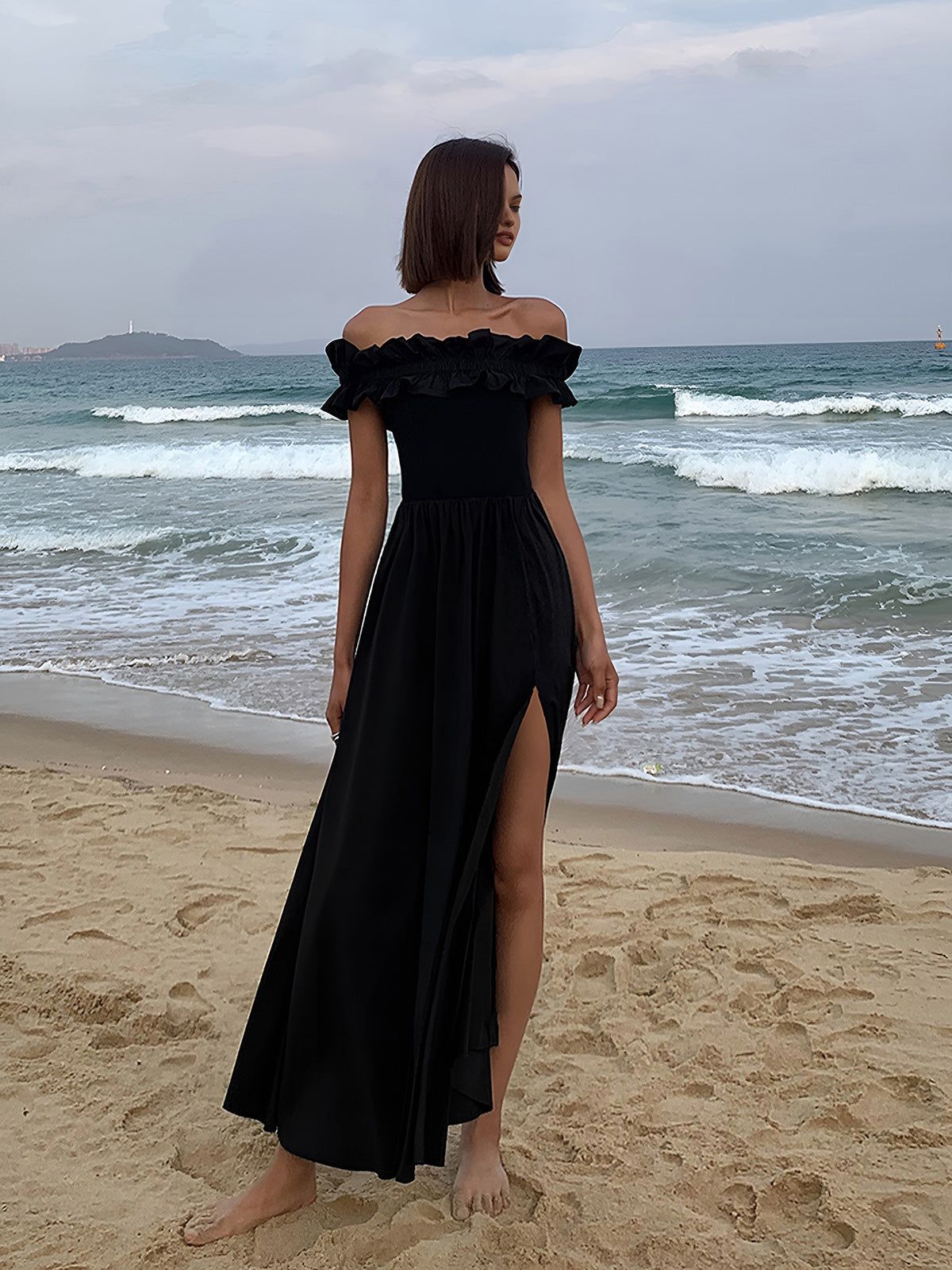 Schulterfreies, langes Kleid mit Rüschen und hohem Schlitz