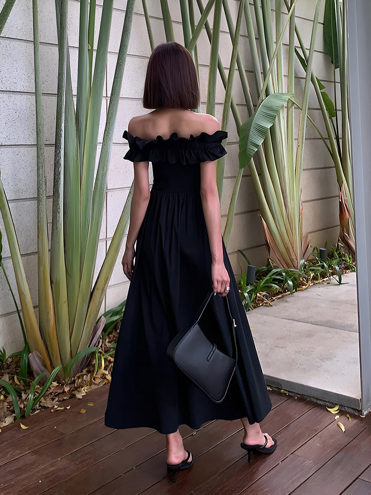 Schulterfreies, langes Kleid mit Rüschen und hohem Schlitz