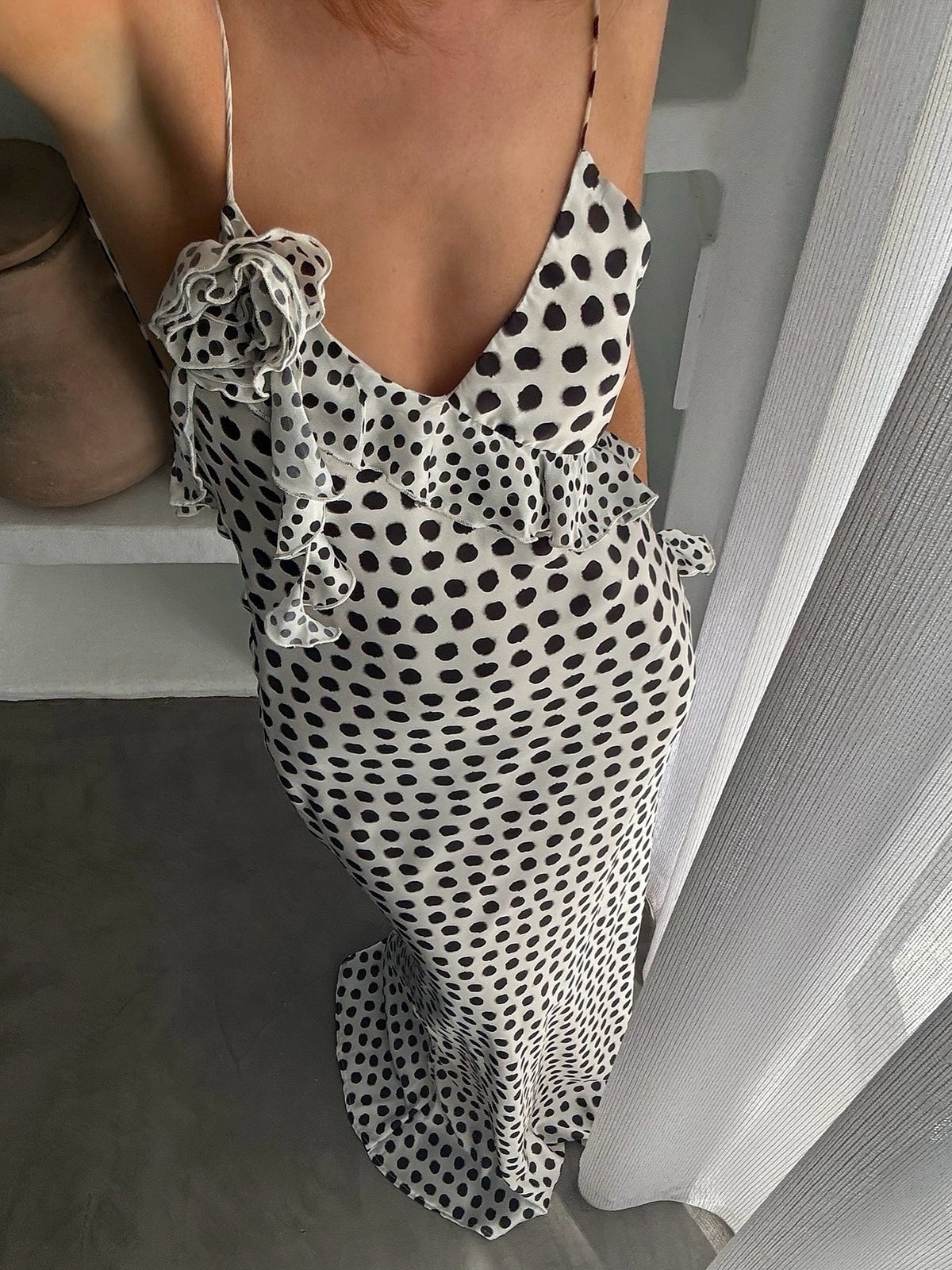 Rückenfreies Camisole-Kleid mit Rüschen und Punkten