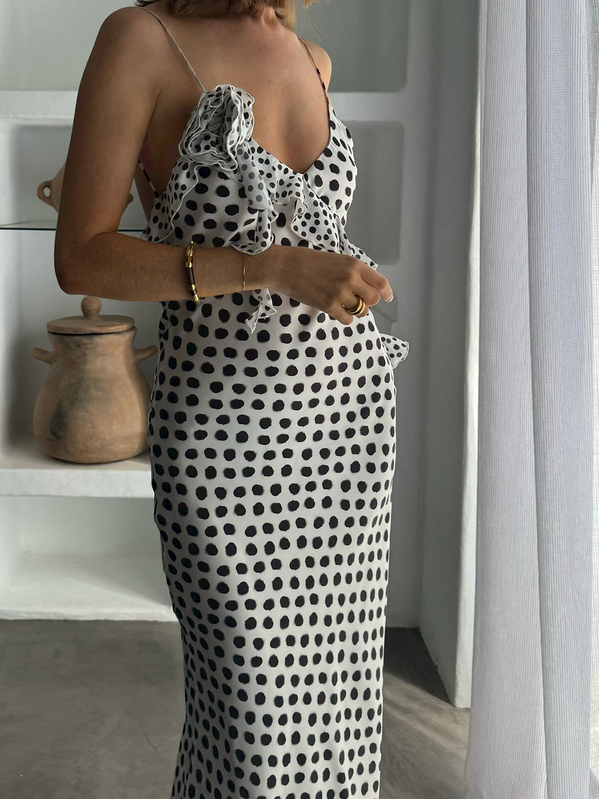 Rückenfreies Camisole-Kleid mit Rüschen und Punkten