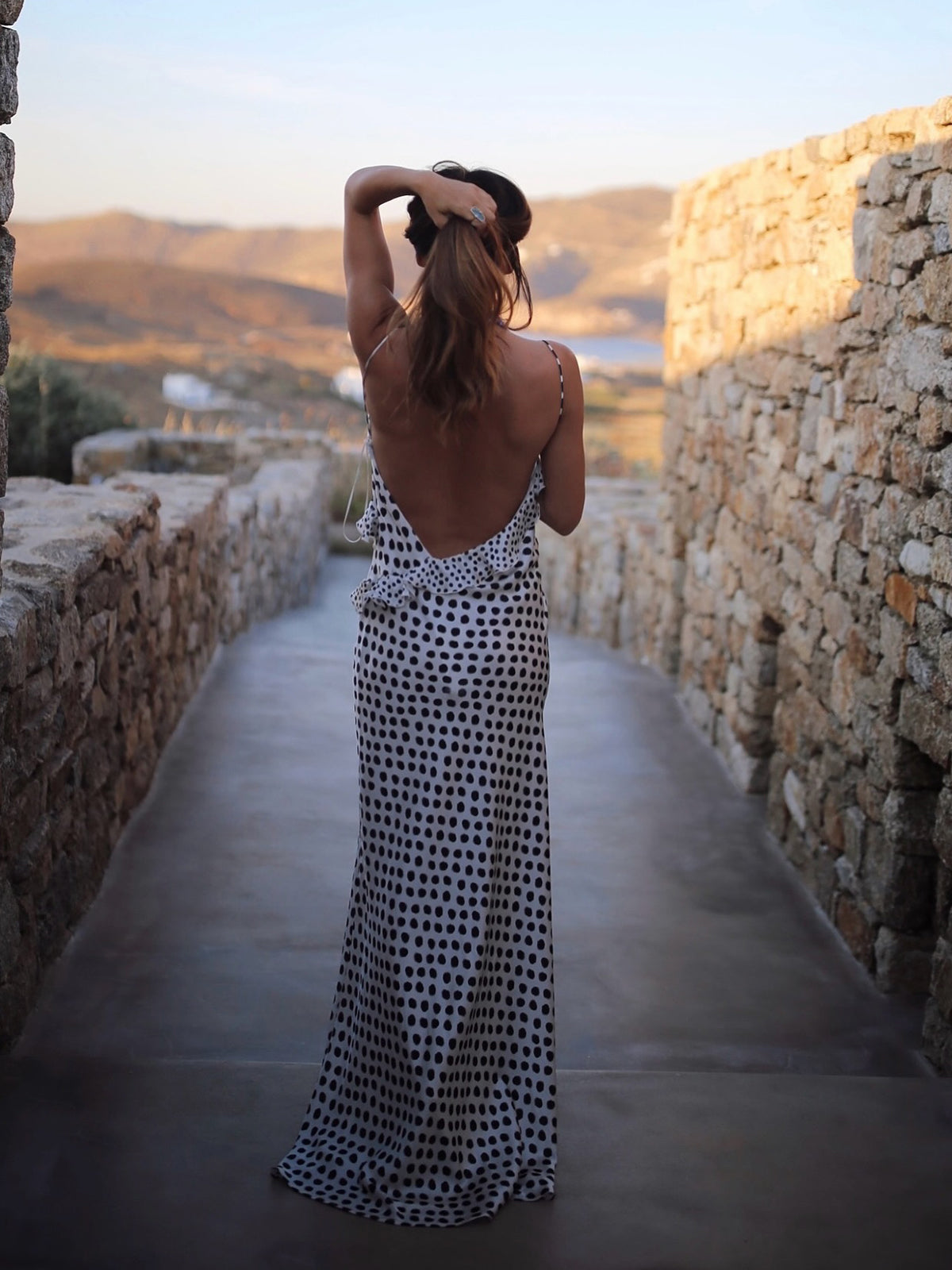 Rückenfreies Camisole-Kleid mit Rüschen und Punkten