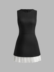 Zweifarbiges ärmelloses kurzes Plisseekleid