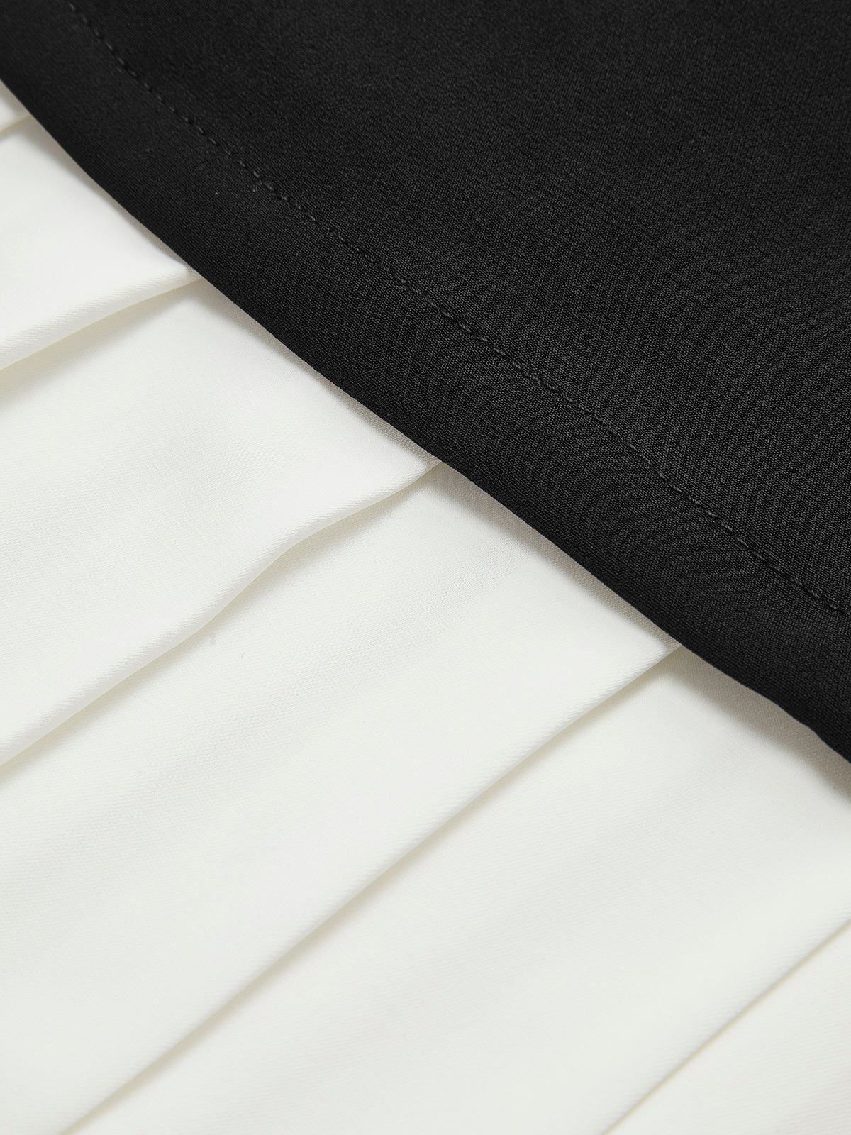 Zweifarbiges ärmelloses kurzes Plisseekleid