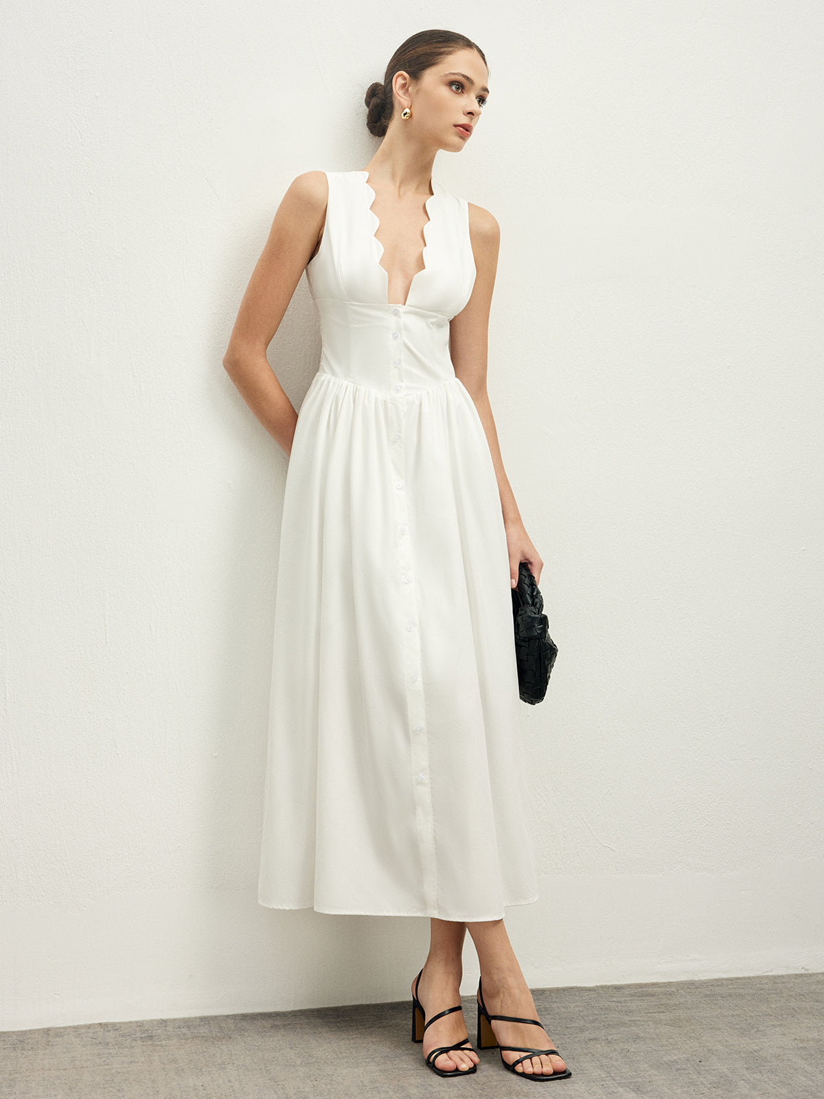 Ärmelloses Kleid mit Rüschenbesatz am Hals und Knopfleiste