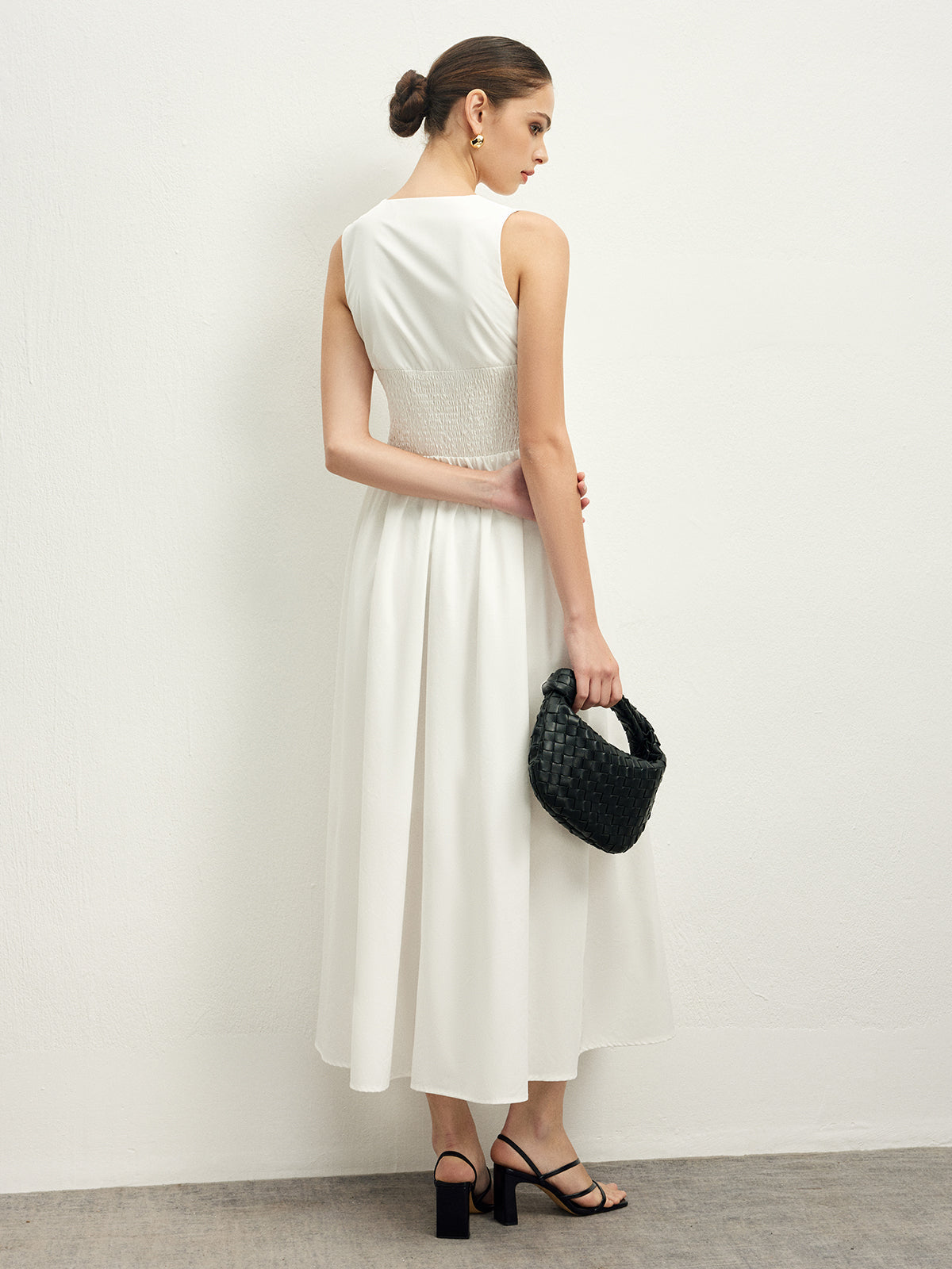 Ärmelloses Kleid mit Rüschenbesatz am Hals und Knopfleiste