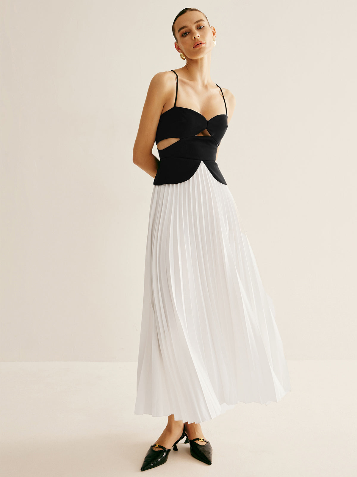 Zweifarbiges Plisseekleid mit Cut-outs
