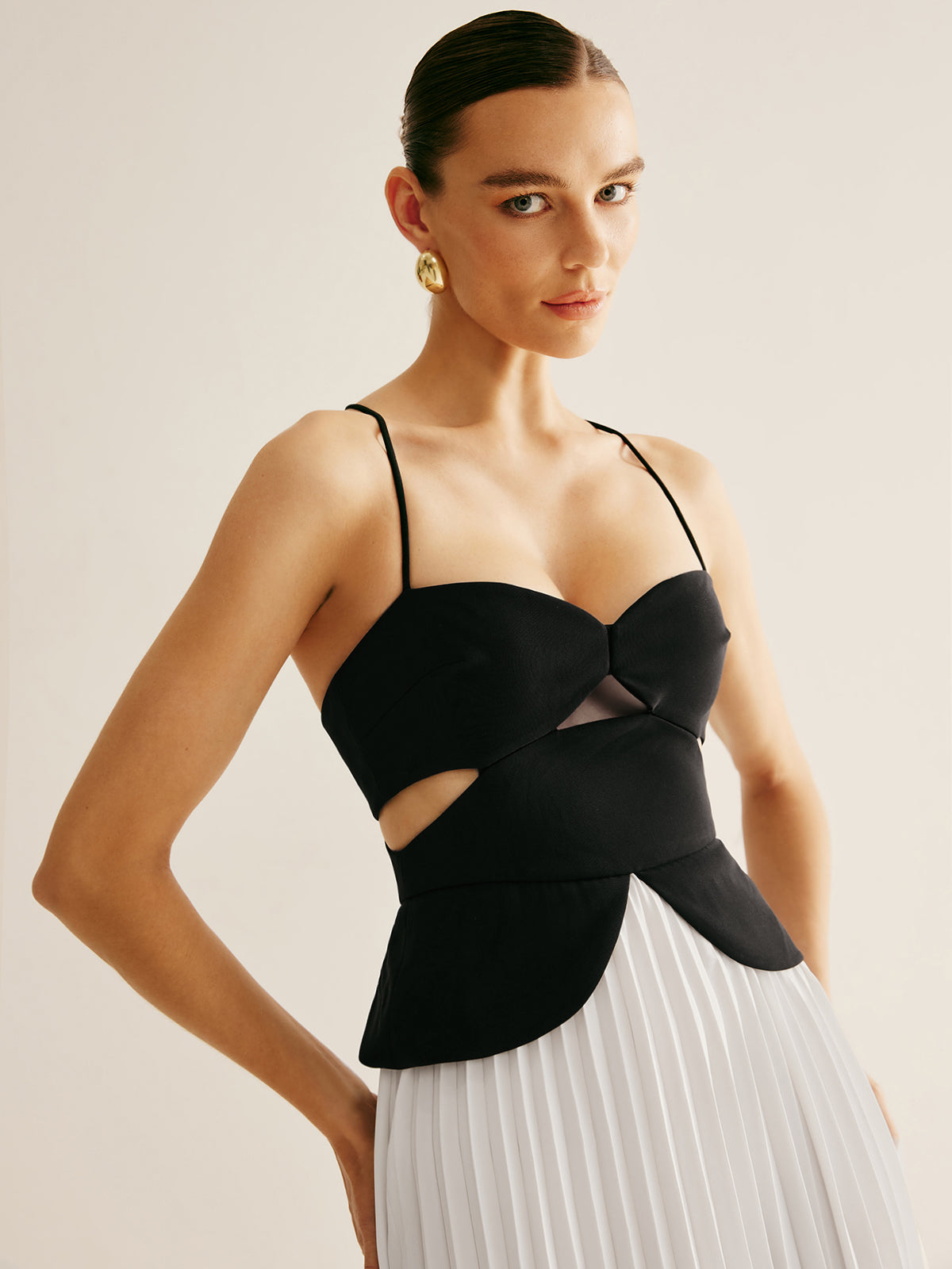 Zweifarbiges Plisseekleid mit Cut-outs