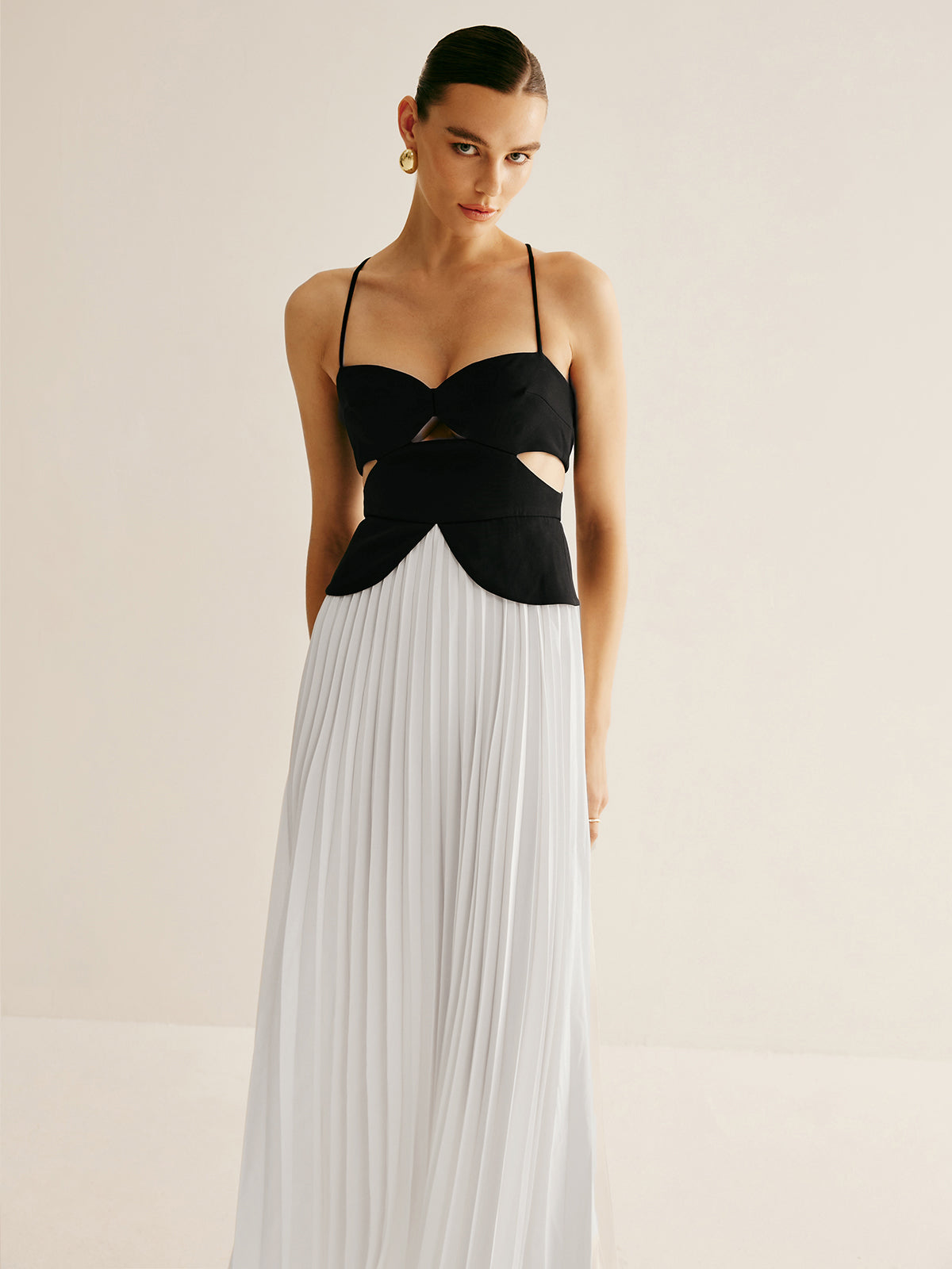 Zweifarbiges Plisseekleid mit Cut-outs