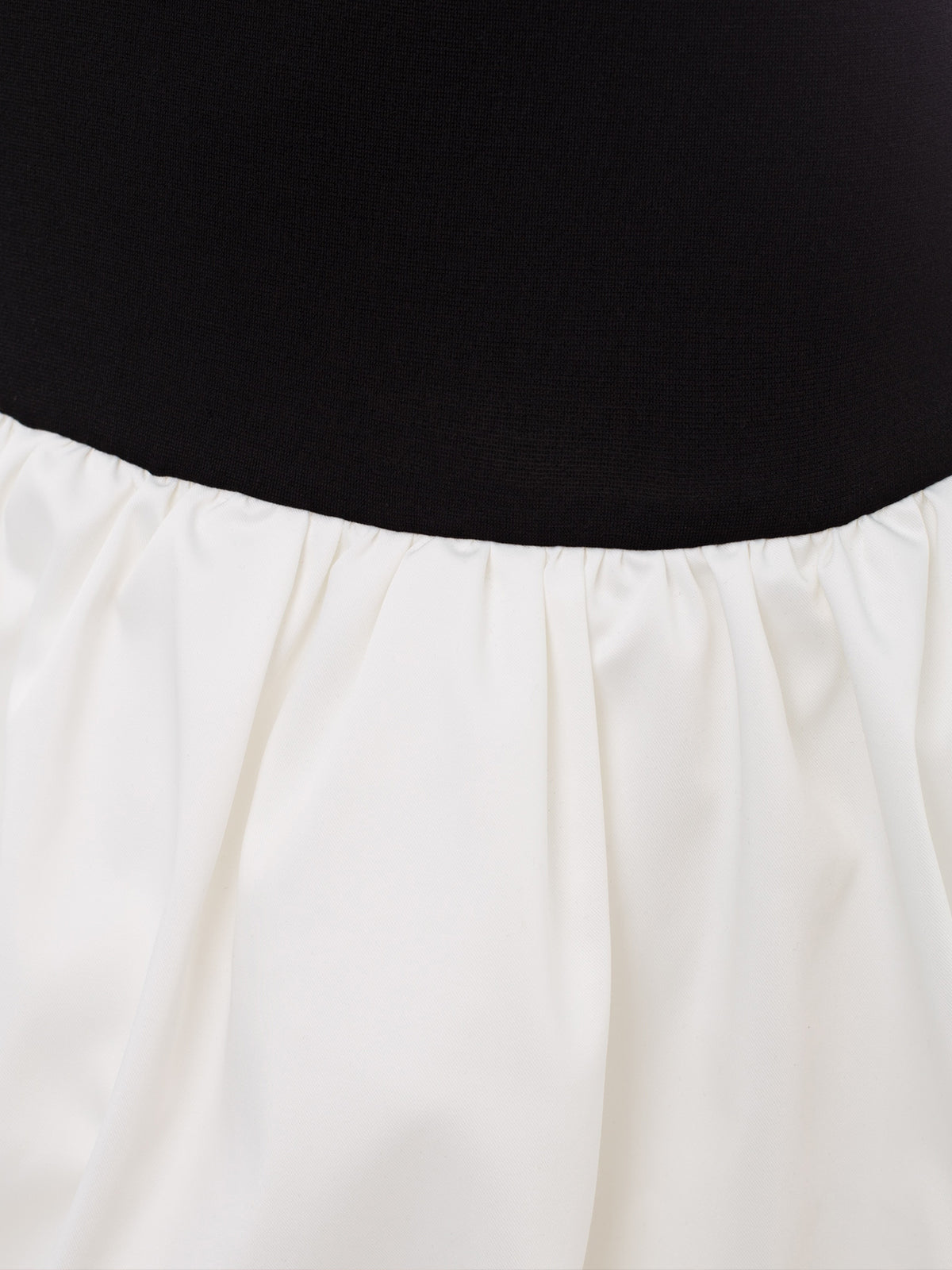 Zweifarbiges, schulterfreies Bubble-Kurzkleid