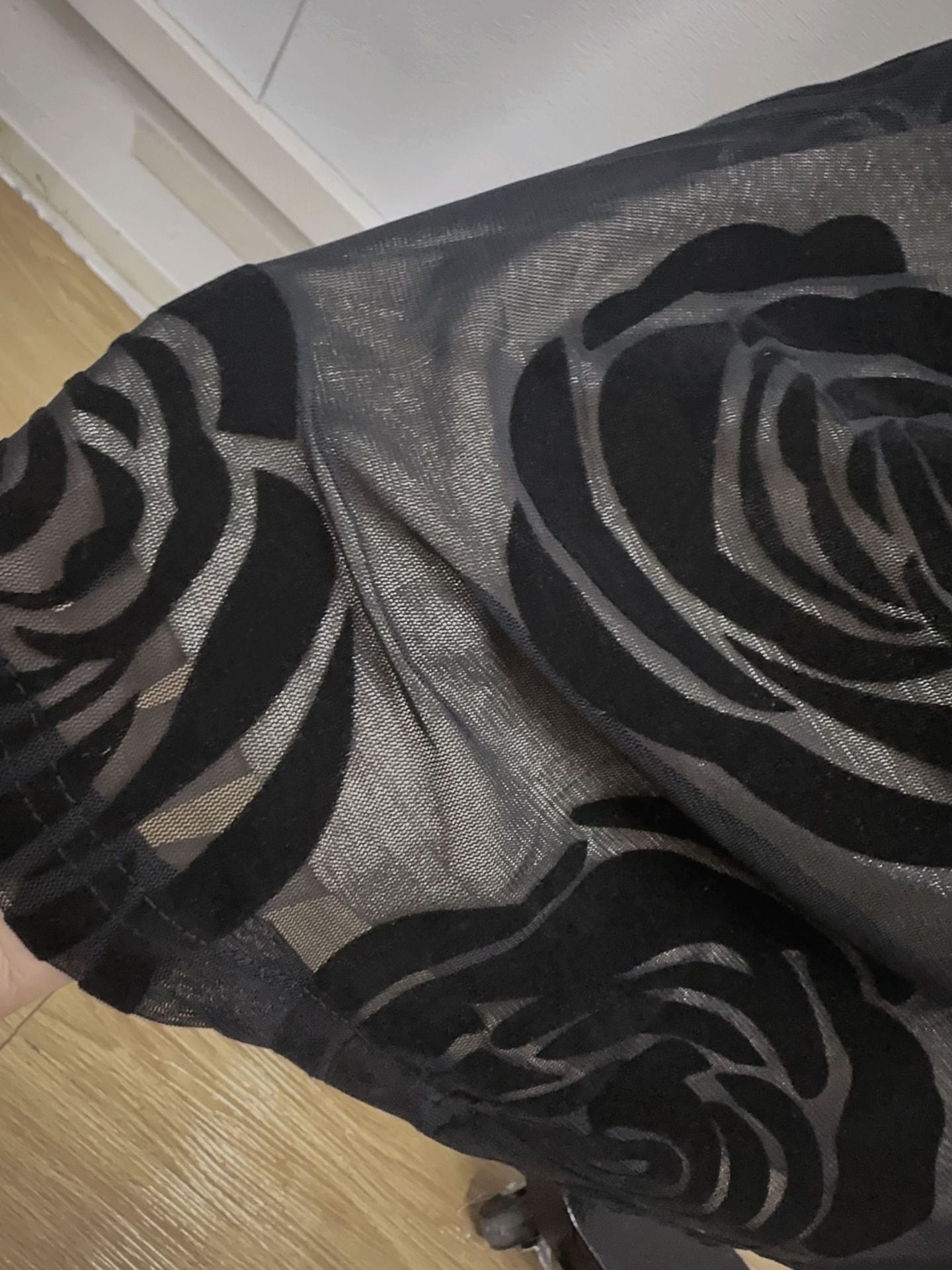 Schwarzes Maxikleid mit Blumenmuster und One-Shoulder-Träger