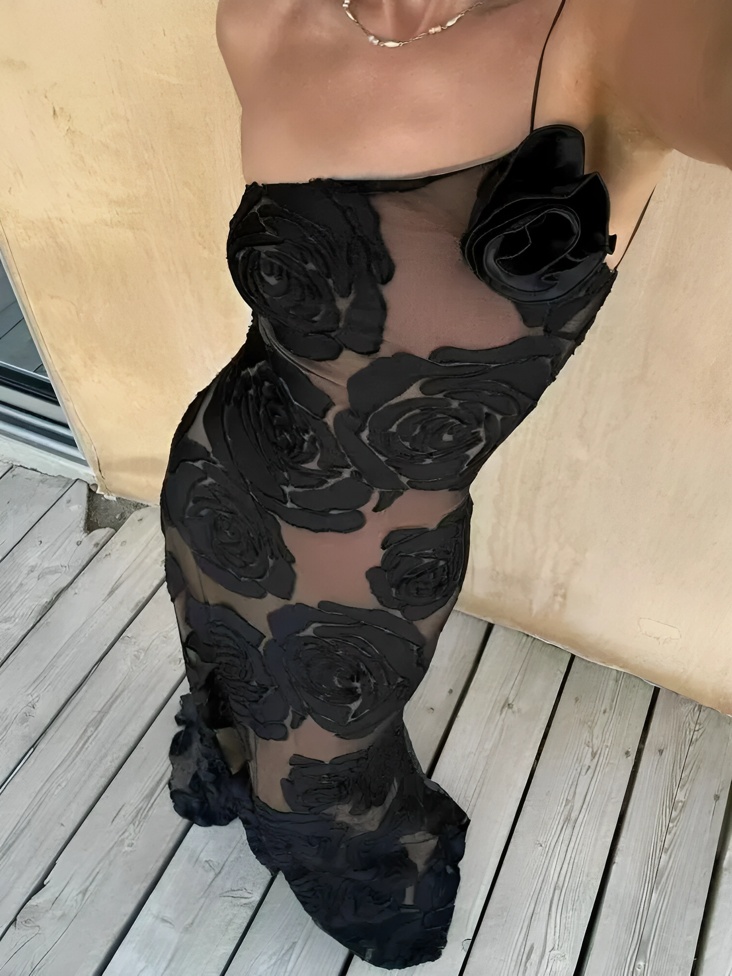 Schwarzes Maxikleid mit Blumenmuster und One-Shoulder-Träger